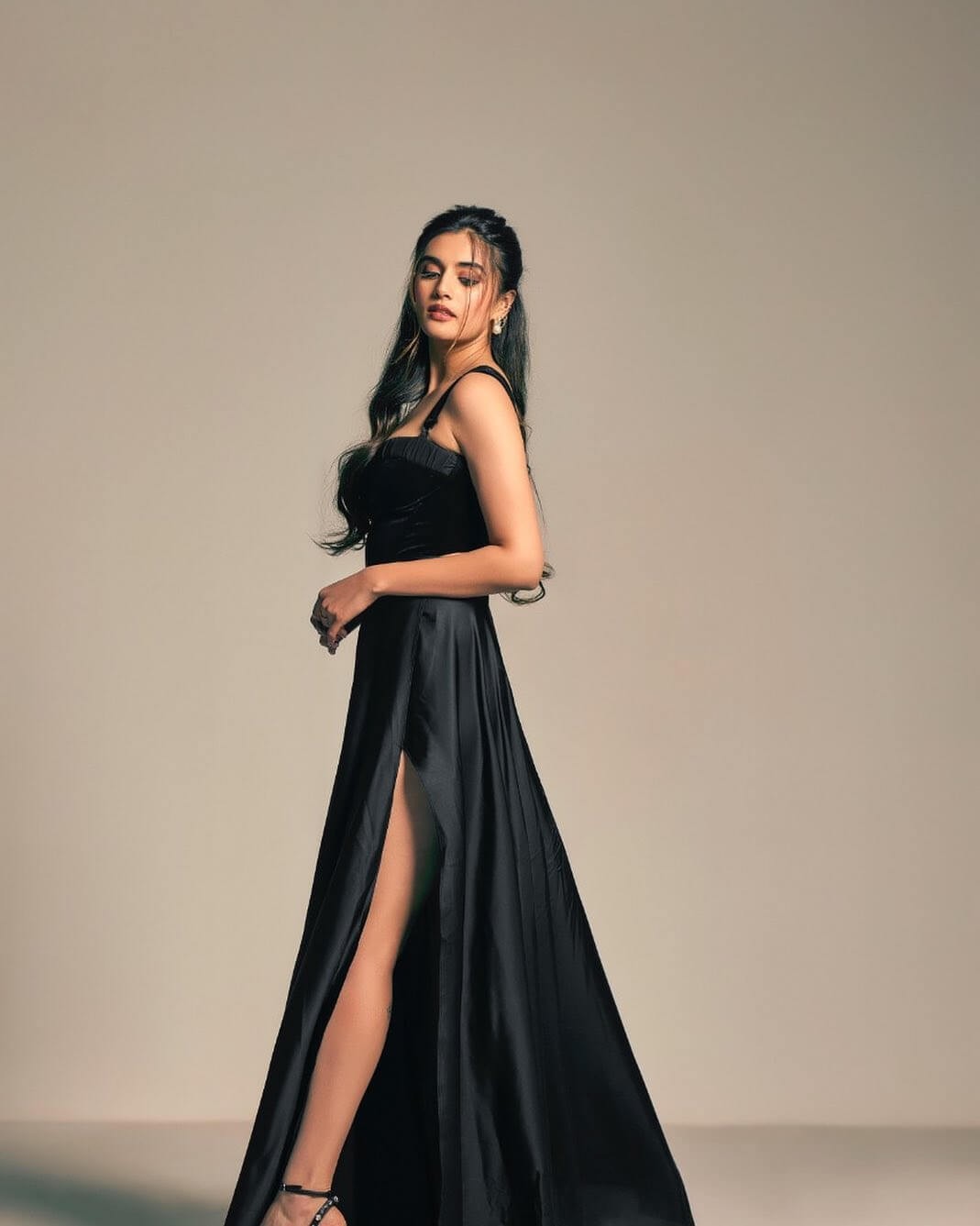Beauty Bae Divyansha Kaushik Princess Look In Black High Slit Flared Gown