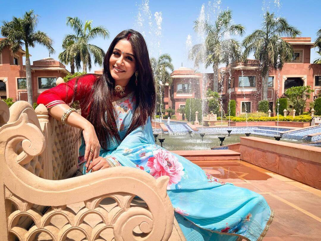 Dipika Kakar Look Gorgeous In Blue Floral Print Saree Paired With Red