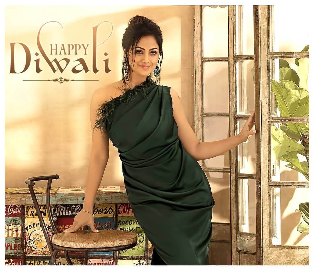 Gorgeous Simran Rishi Bagga Wrapped In Green Dress With Feather Hemline Border