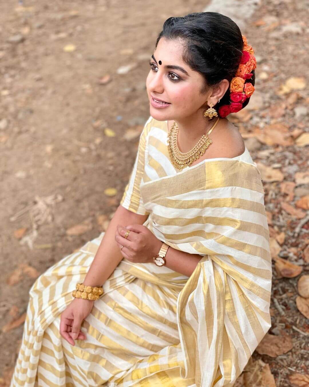 Meera Nandan In Traditional Look Wearing White & Golden Strap Monochrome Saree & Blouse Look Festive