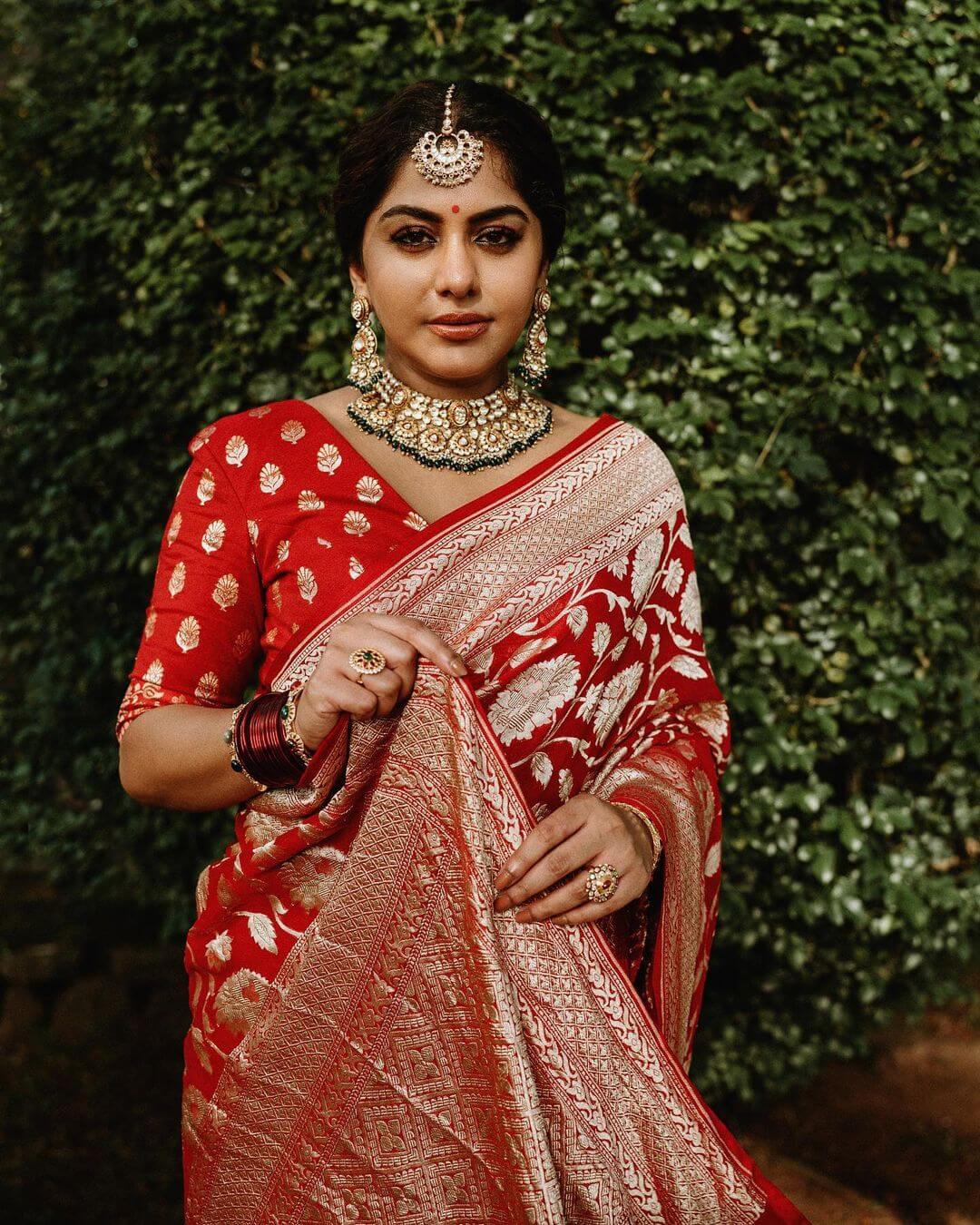 Meera Nandan's New Bridal Look In Red Banarasi Silk Saree Can Be Your Inspo Glamorous Western & Traditional Outfits & Looks