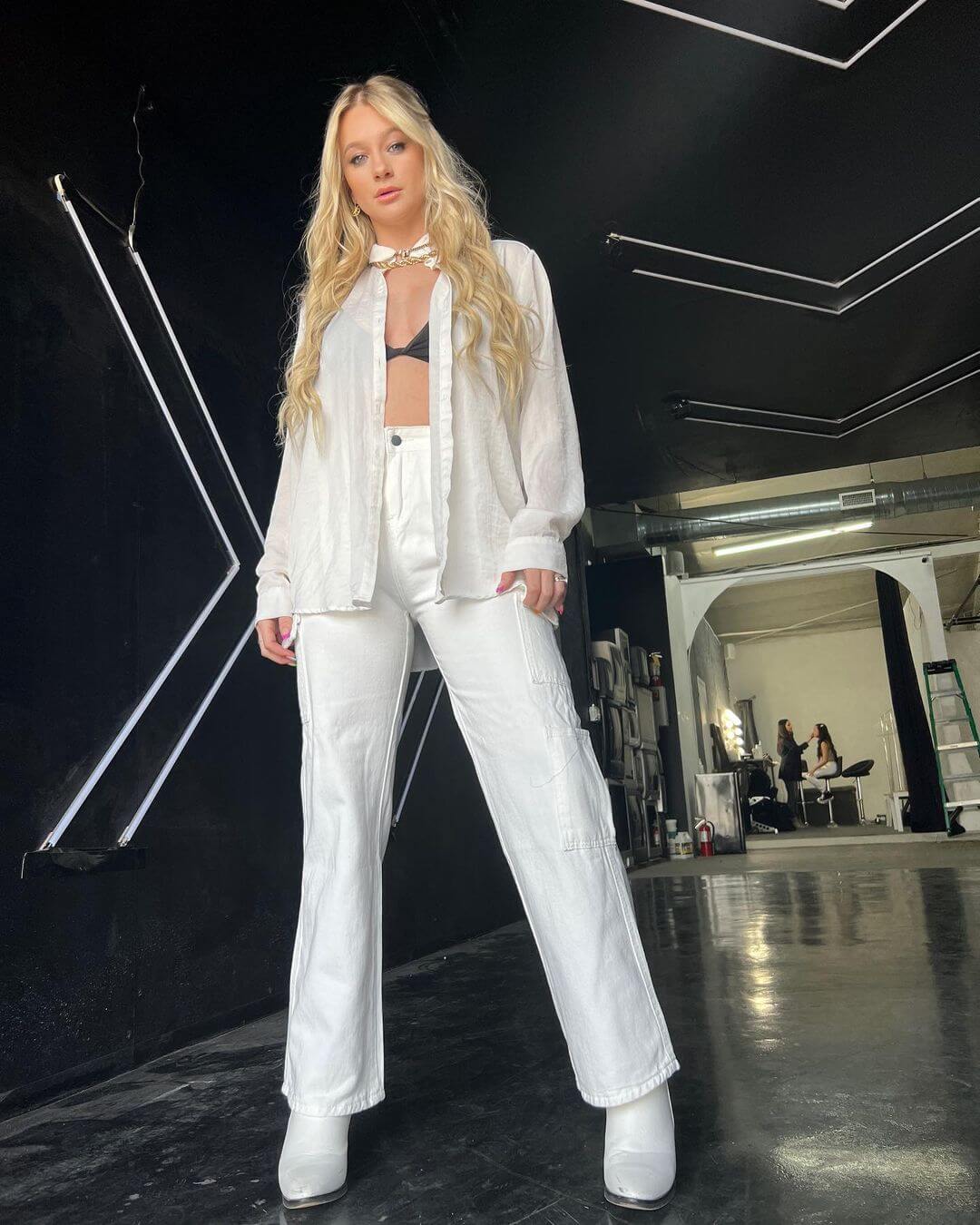 Mollee Gray In Sexy White Open Shirt & Pant Look