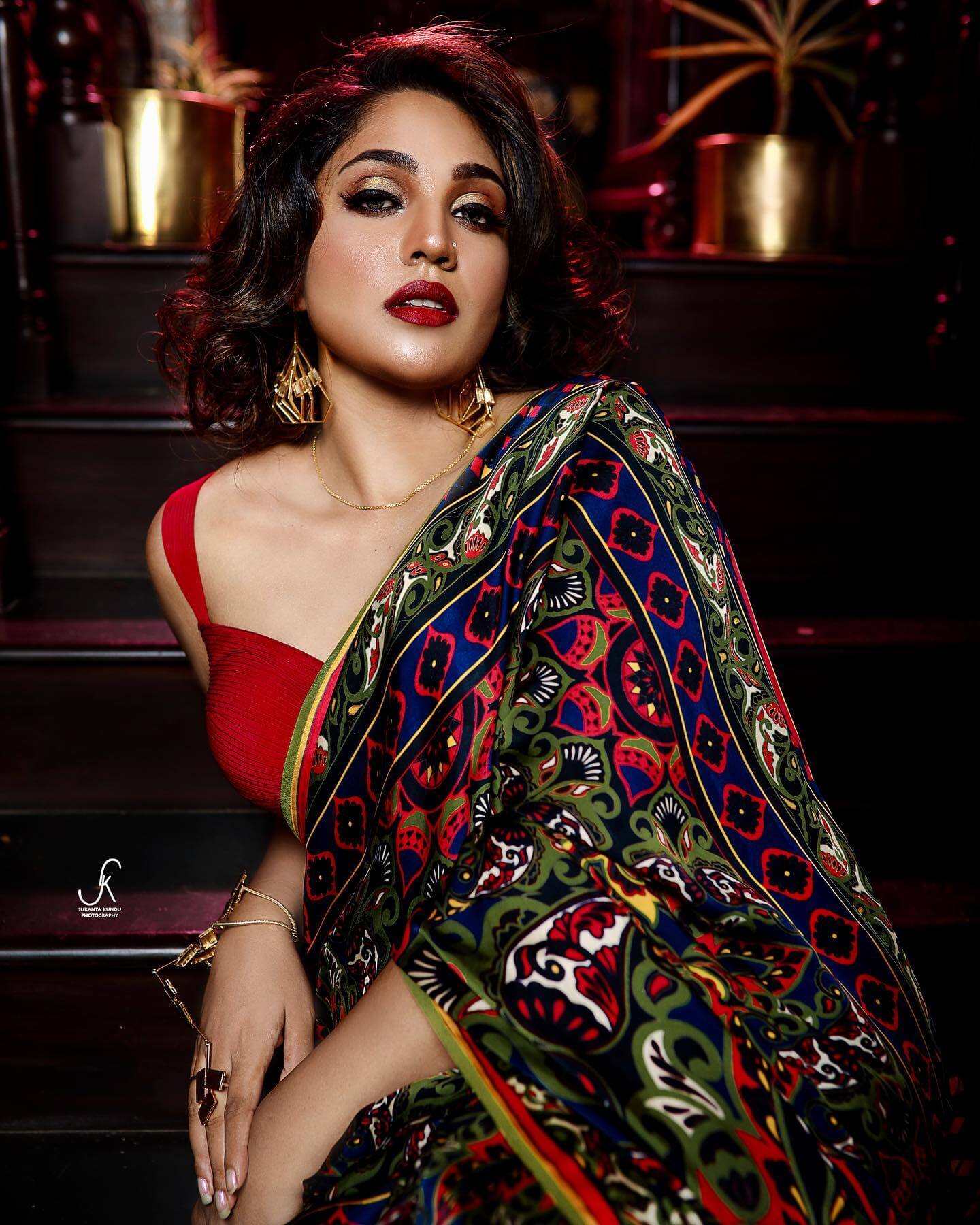 Mumtaz Sorcar Look Sexy In a Beautiful Printed Saree With Red Sleeveless Blouse Classy Ethnic & Glamorous Western Outfits & Looks
