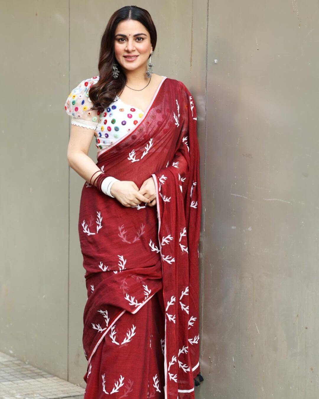 Preeta Fame Shraddha Arya In Maroon Cotton Saree With White Puffed Sleeves Blouse