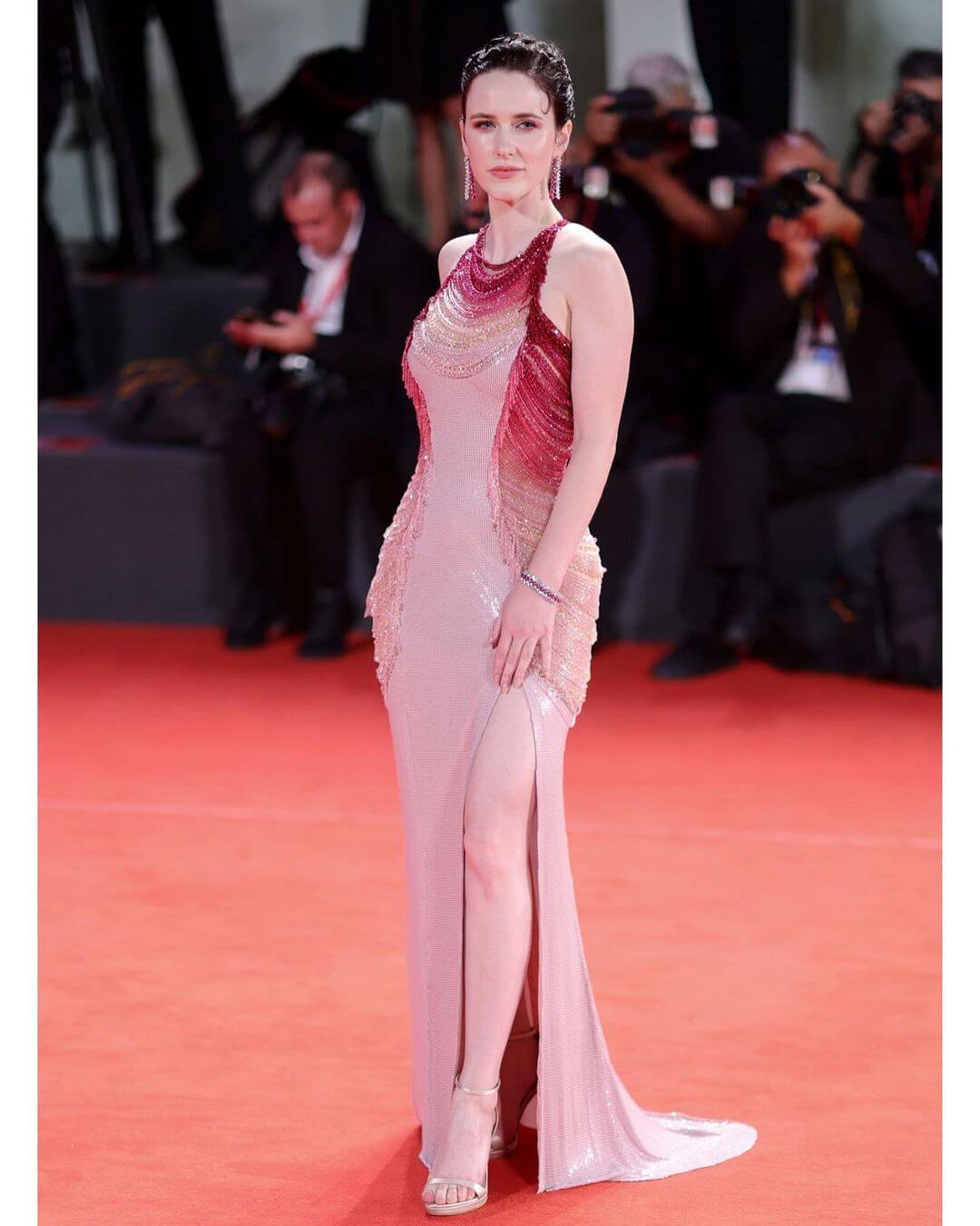 Rachel Brosnahan – Outfits, Style, & Looks
