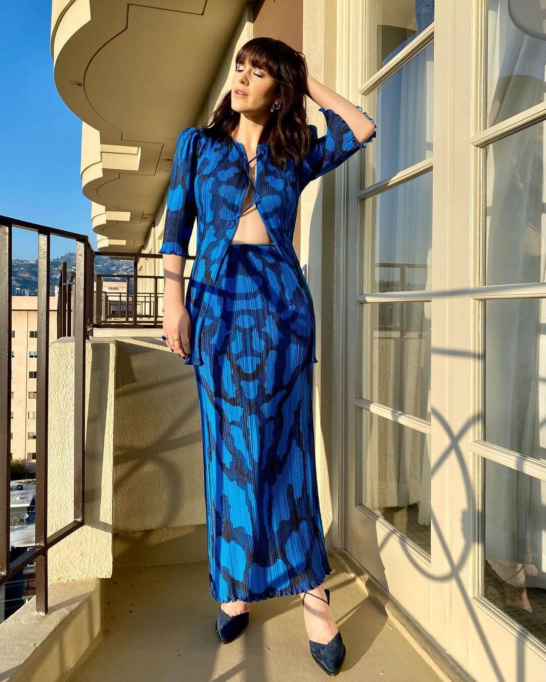 Rachel Brosnahan Sun Kissed Look In Blue Ensemble