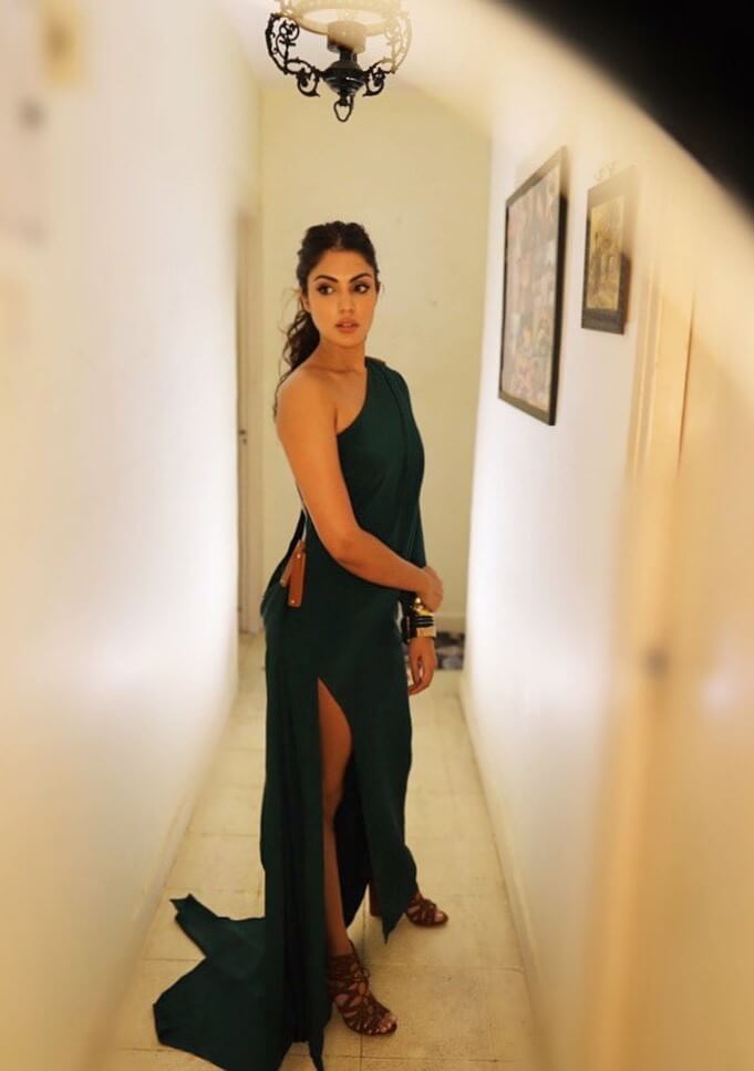 Rhea Chakraborty - Black Trailed Style Maxi Dress