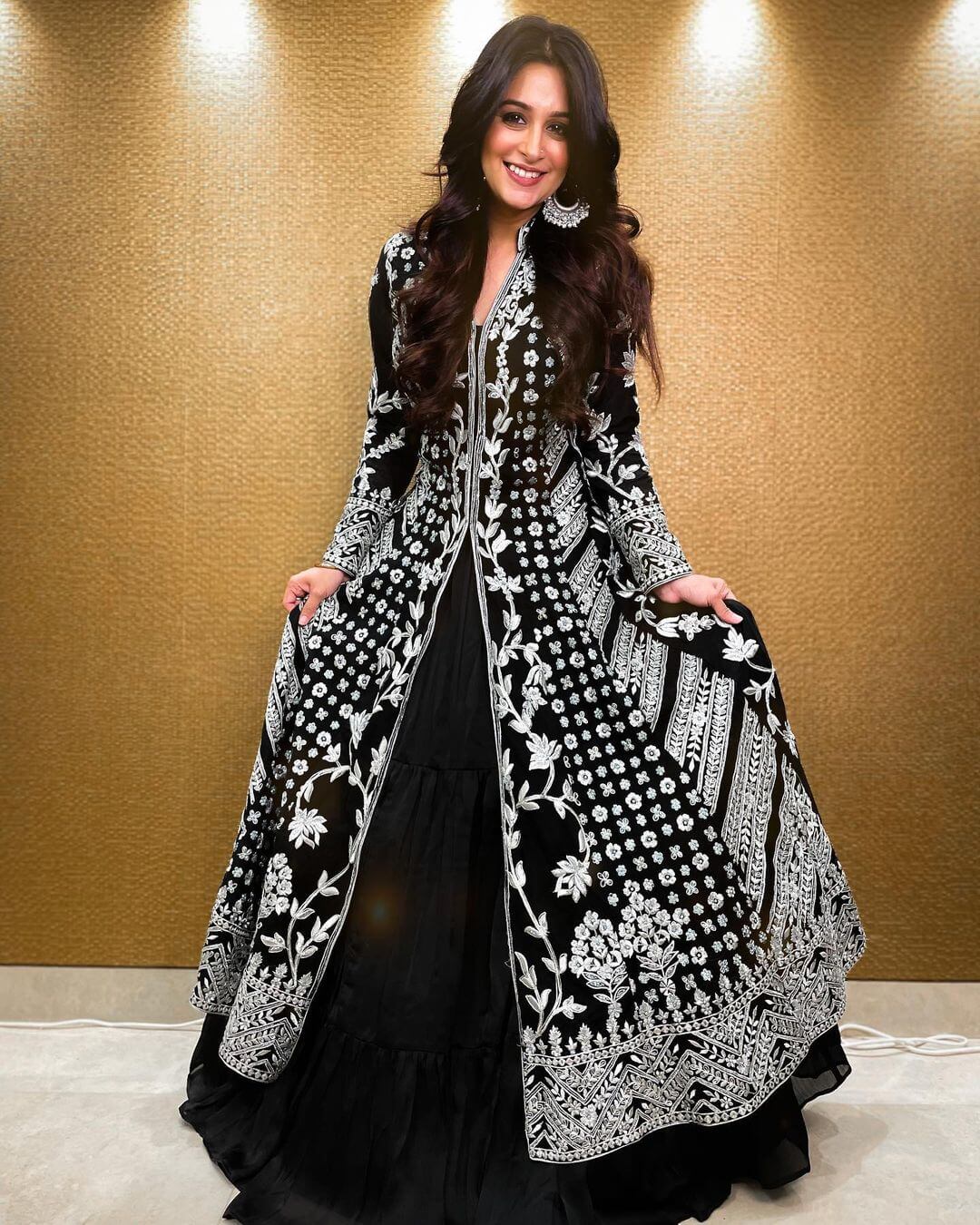 Sasural Simar Ka Fame Dipika Kakar Award Night Look In Black Embellished Gown
