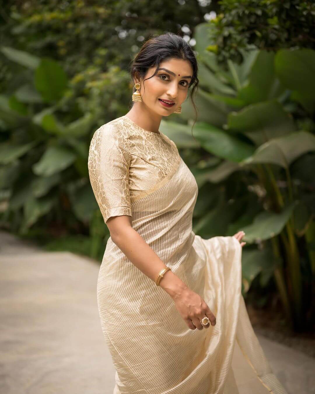 South Actress Rachel  David In Beautiful Off White Saree Paired With Silk Pattern Blouse