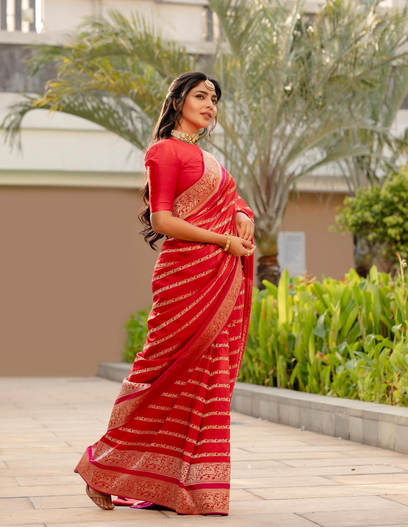 South Bae Aishwarya Lekshmi  In Red Golden Zari Woven Silk Saree With Red Solid Blouse & Kundan Choker Neck Piece Ethnical Saree & Western Dress Looks