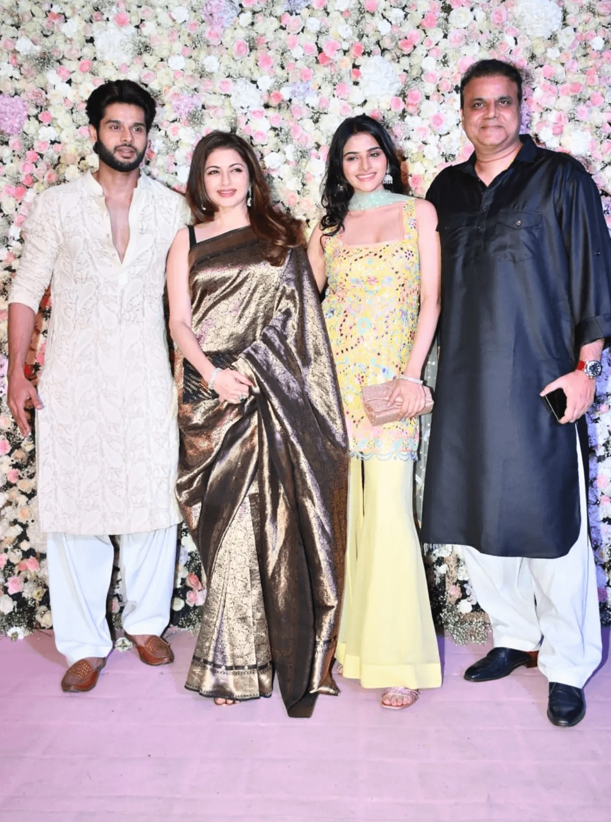 Actor Bhagyashree Arrived Along With Her Family - Bollywood Celebs Attends Aayush Sharma And Arpita Khan's Eid party