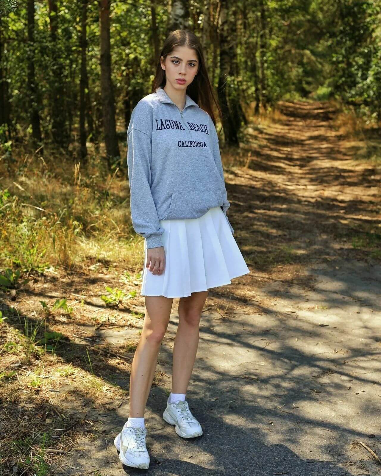 Agata Migdałek -In A White Skirt With Collar Sweatshirt Outfits