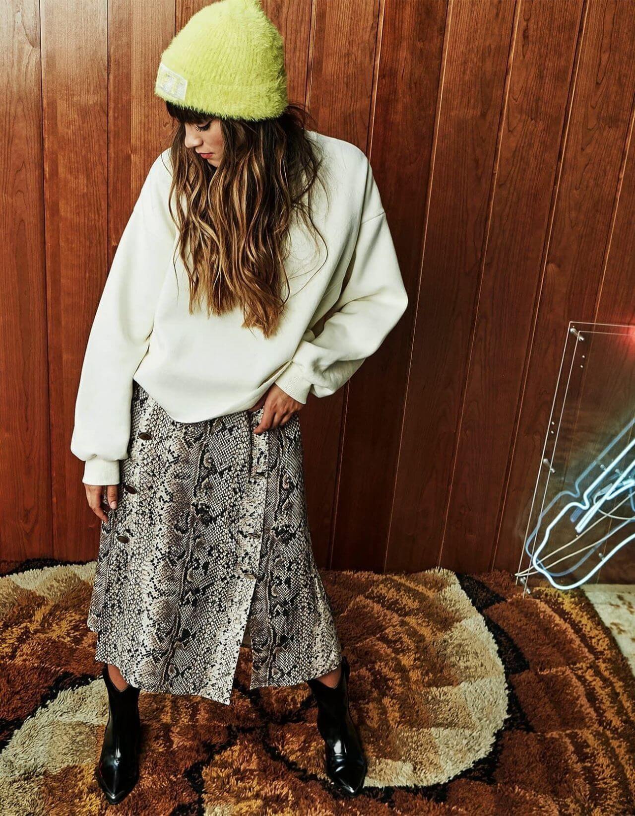 Aitana Ocana – In A Off White Loose Sweatshirt & Printed Skirt  With Green Woolen Cap - Stradivarius June - 1