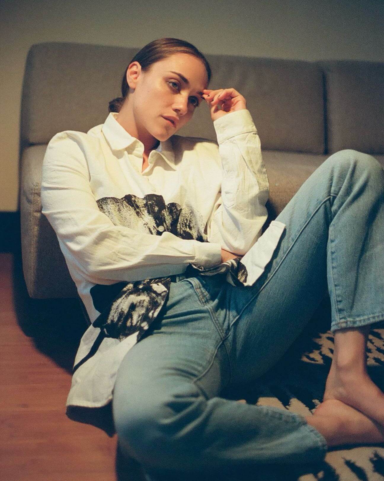 Alice Kremelberg  In Off White Collar Shirt With Blue Denim Jeans Outfits