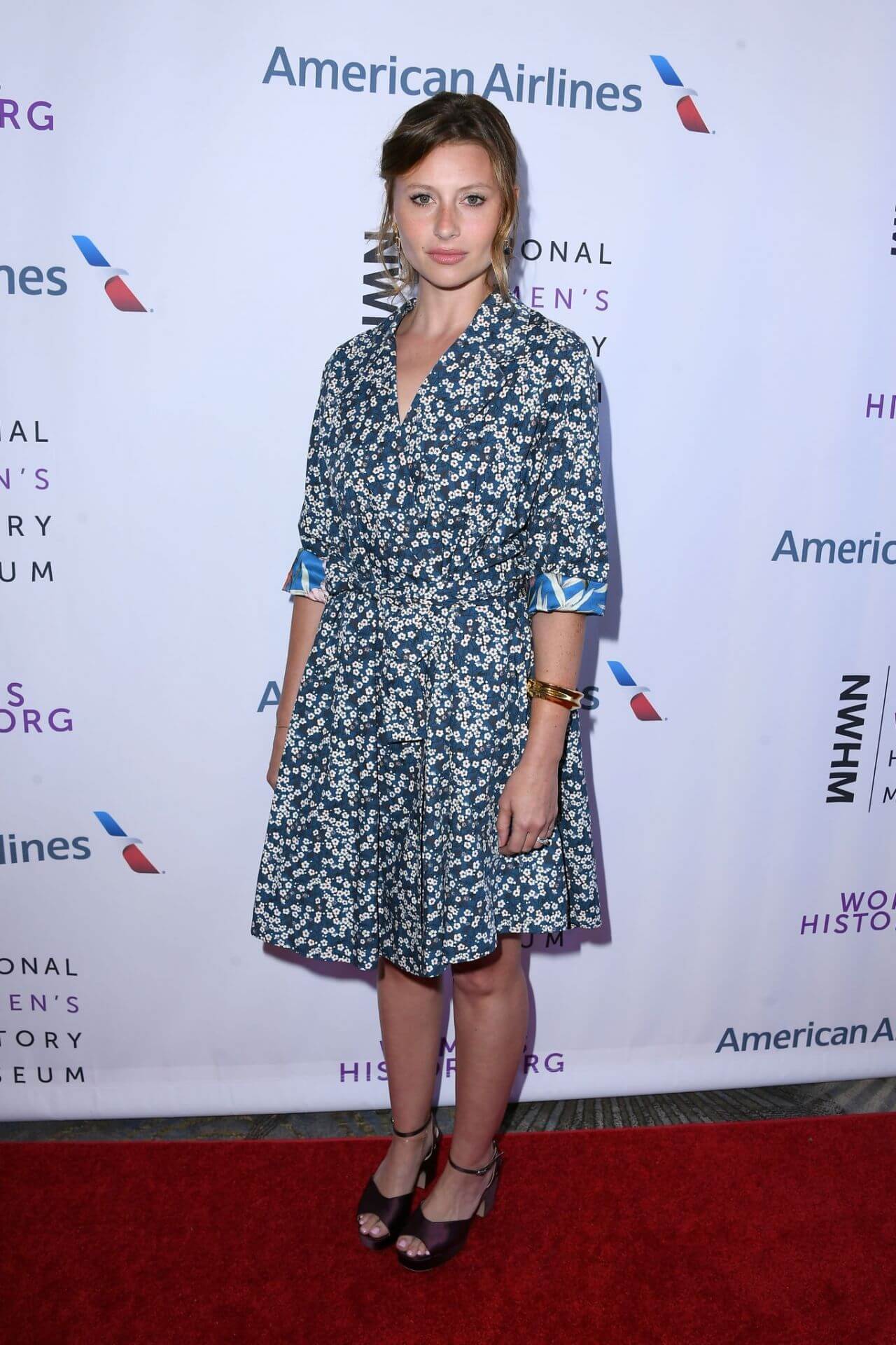 Alyson Aly Michalka - In Blue Printed Collar Short Gown With Golden Bracelet