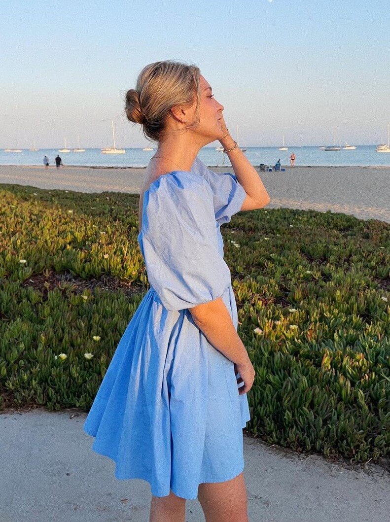 Ashlee Füss's breathtaking look in sky blue mini dress