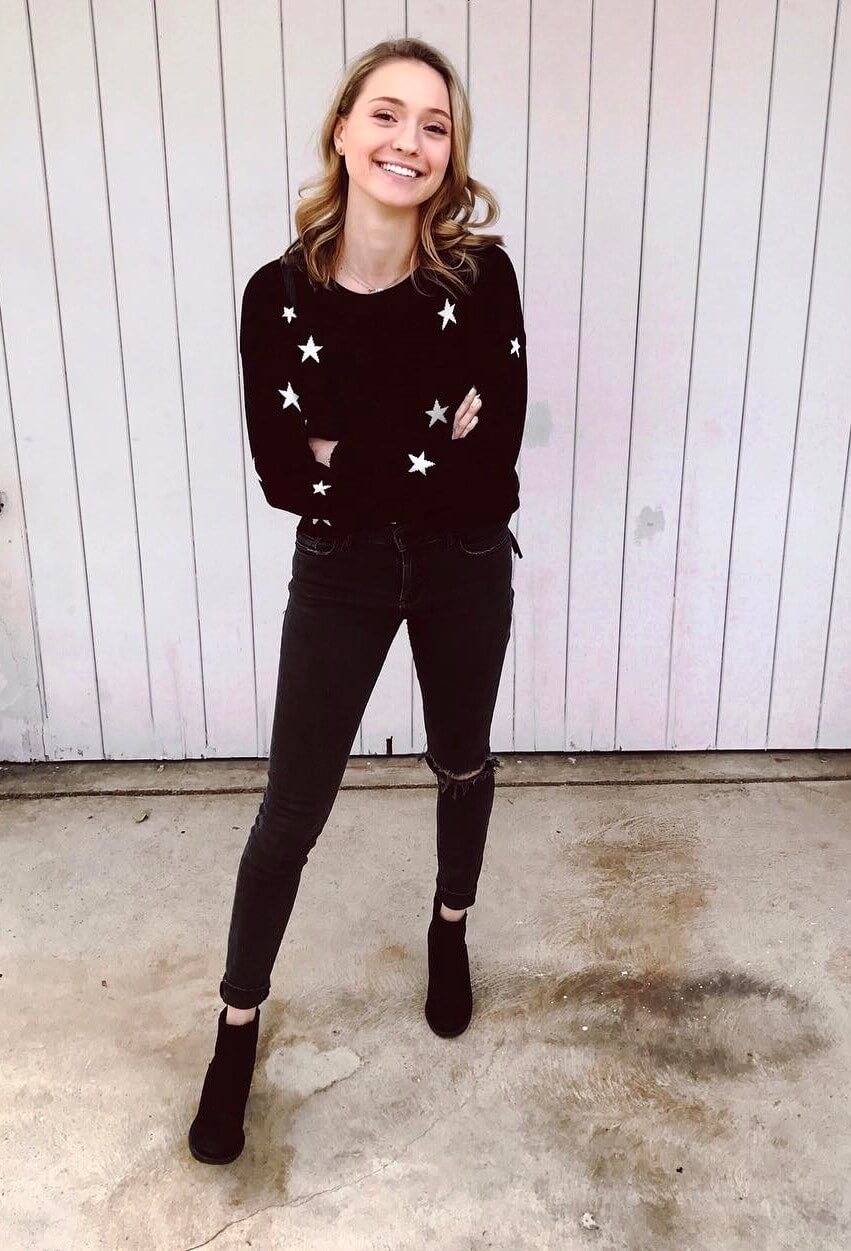 Ashlee Füss's gorgeous look in a black top and ankle-length pants