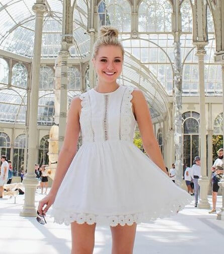 Beautiful Ashlee Füss in white fit and flare mini dress
