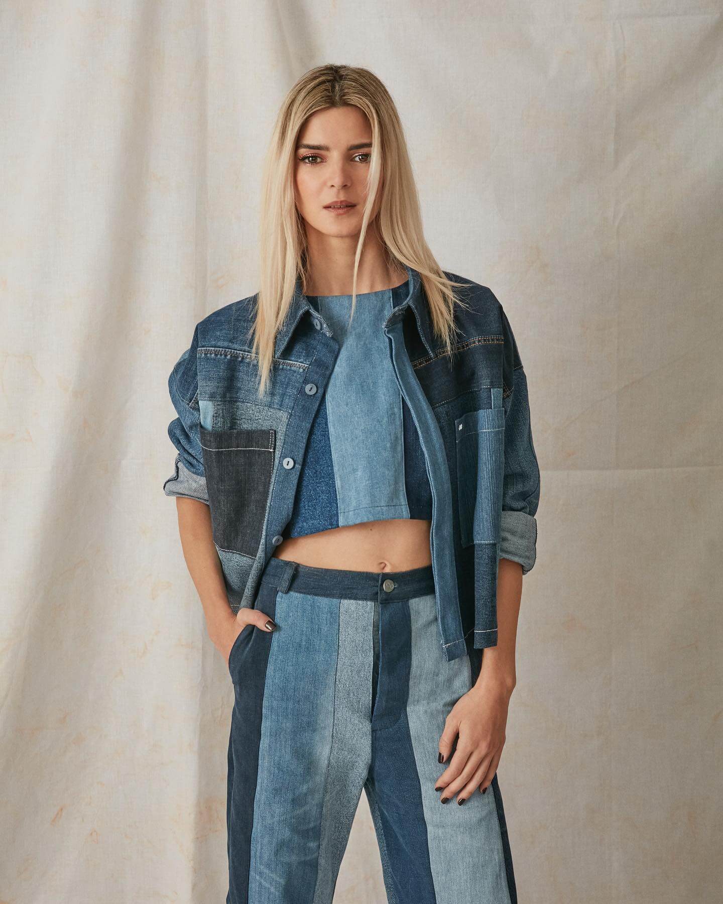 Clara Lago In Denim Jacket With Crop Top With Jeans Outfit