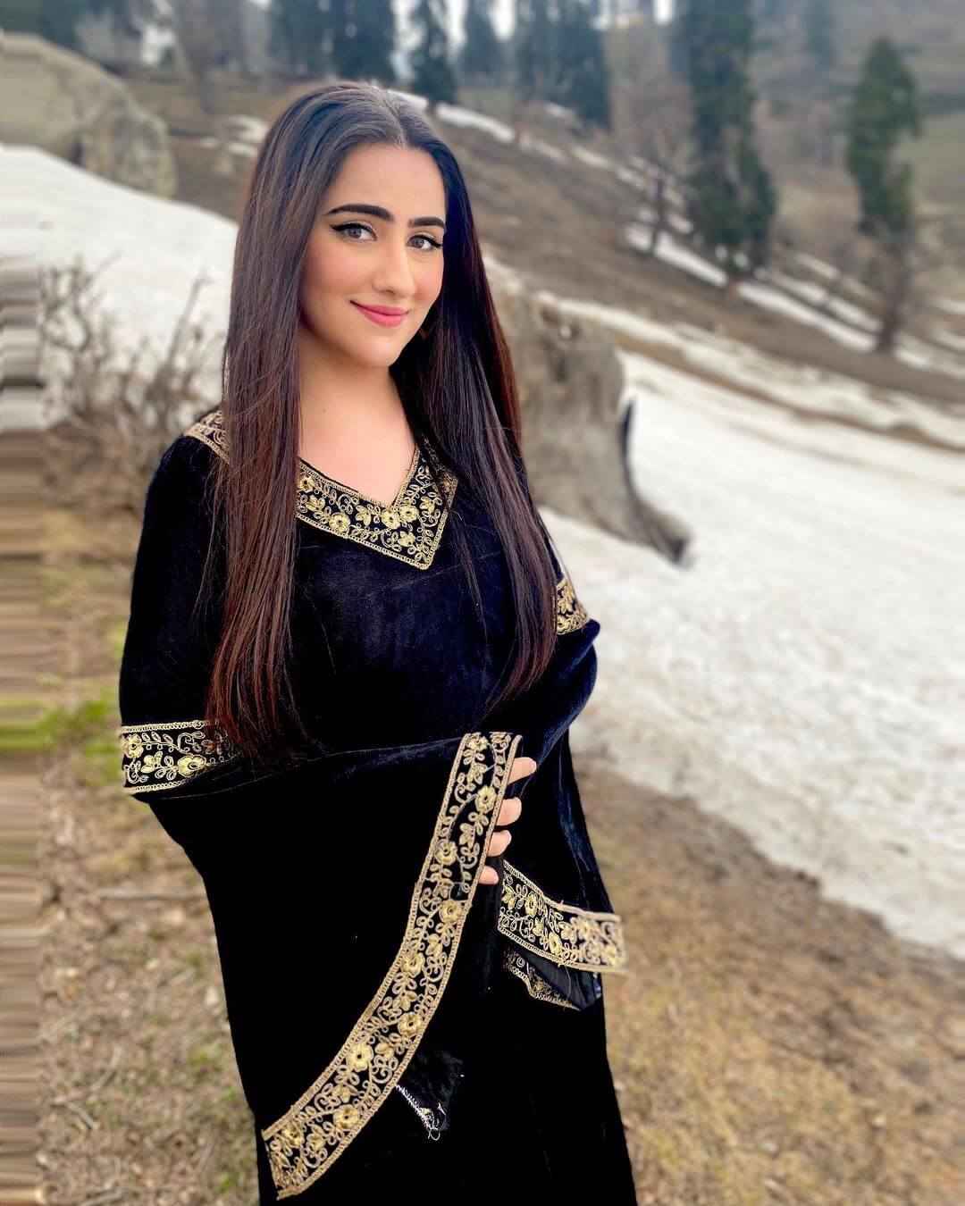 Diana Khan Kashmir Ki Kali Look In Pakistani Velvet Suit