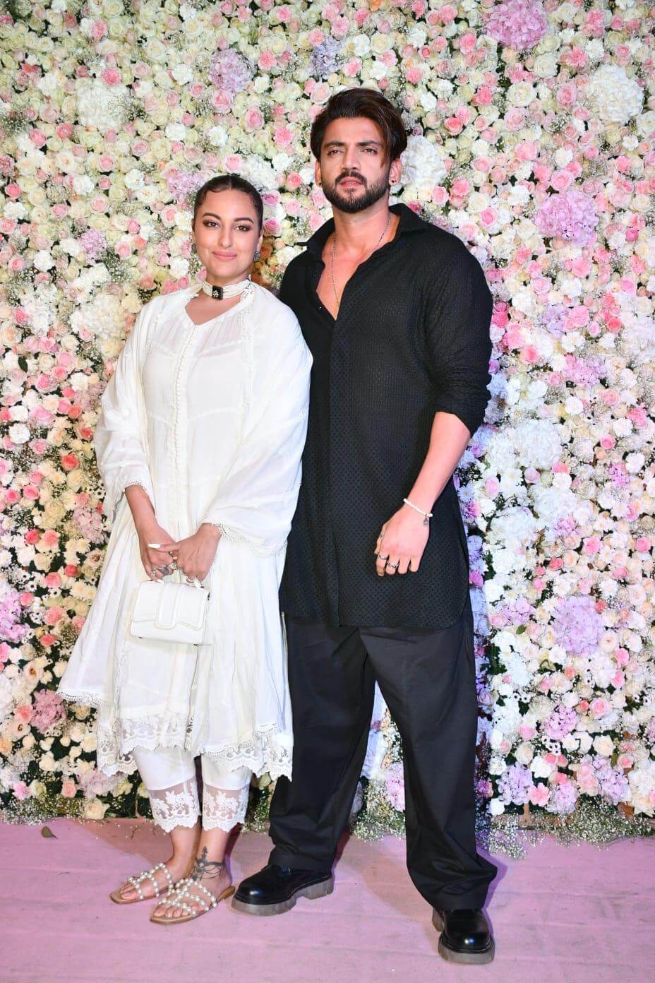 Sonakshi Sinha With Her Rumoured Boyfriend Zaheer Iqbal - Bollywood Celebs Attends Aayush Sharma And Arpita Khan's Eid party