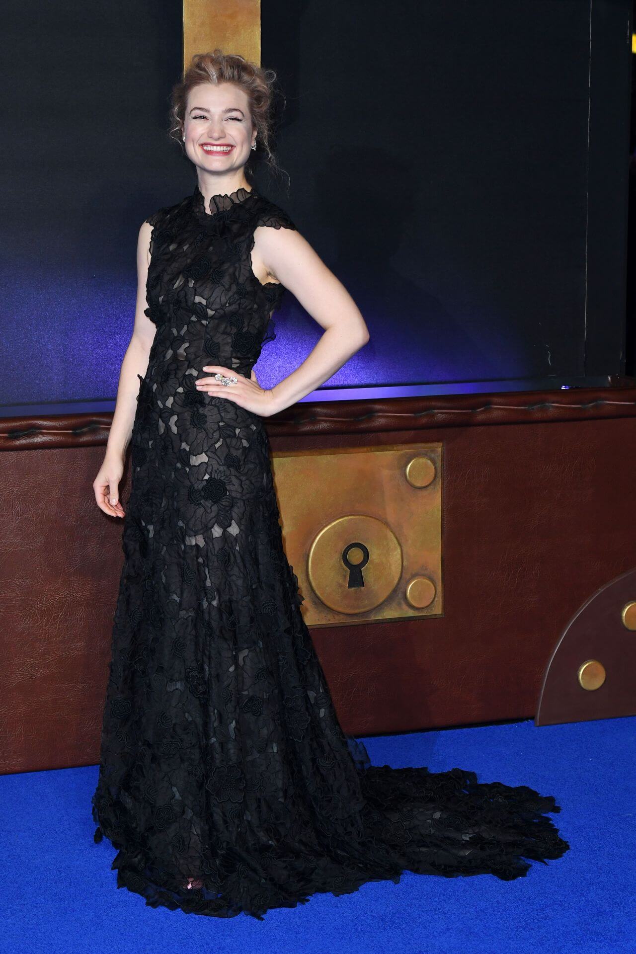 Alison Sudol -  Beautiful In Black Sleeveless Evening Feet Long Gown