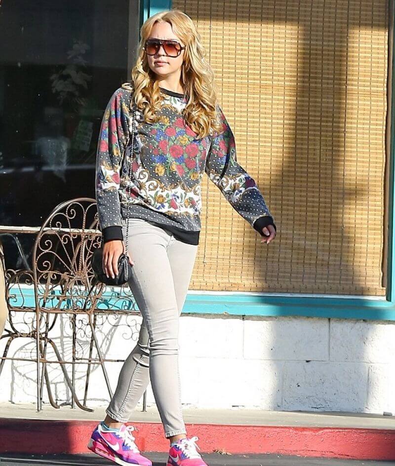 Amanda Bynes  In Printed Full Sleves Top With Grey Jeans At  Shopping in Los Angeles