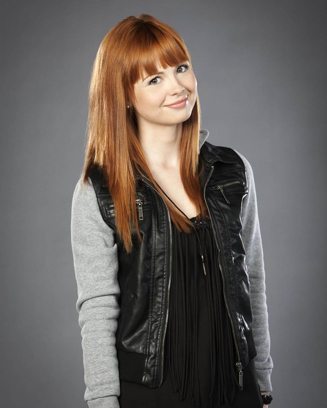  Galadriel Stineman In Grey & Black Leather Jacket With Flappy Style Outfit