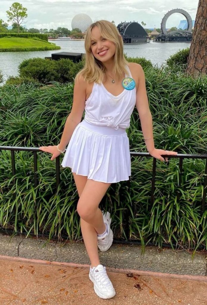 Brady Reiter Outfits, Style, And Looks K4 Fashion