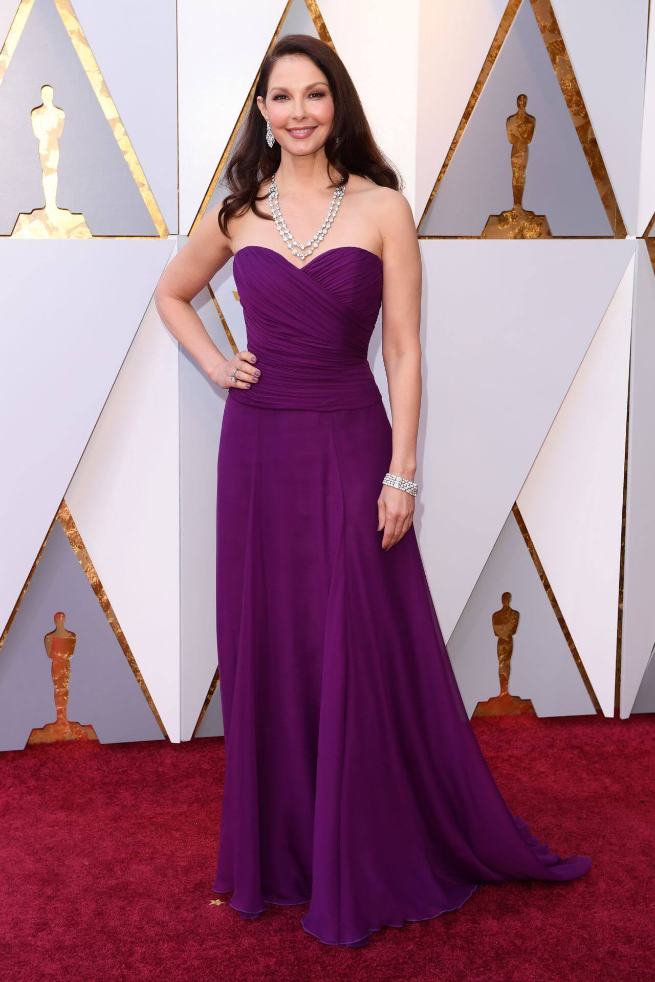 Ashley Judd In Purple Strapless Sweetheart Neck Long Gown With Necklace At Oscars  Red Carpet