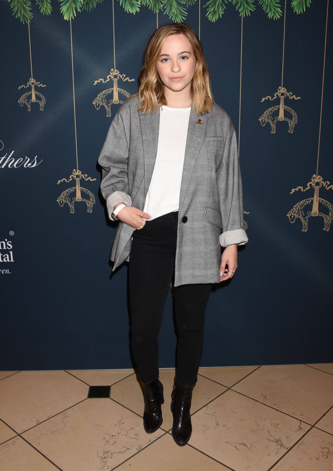 Cailee Rae  In Grey Checked  Jacket Under White T-shirt With Black Jeans Outfit