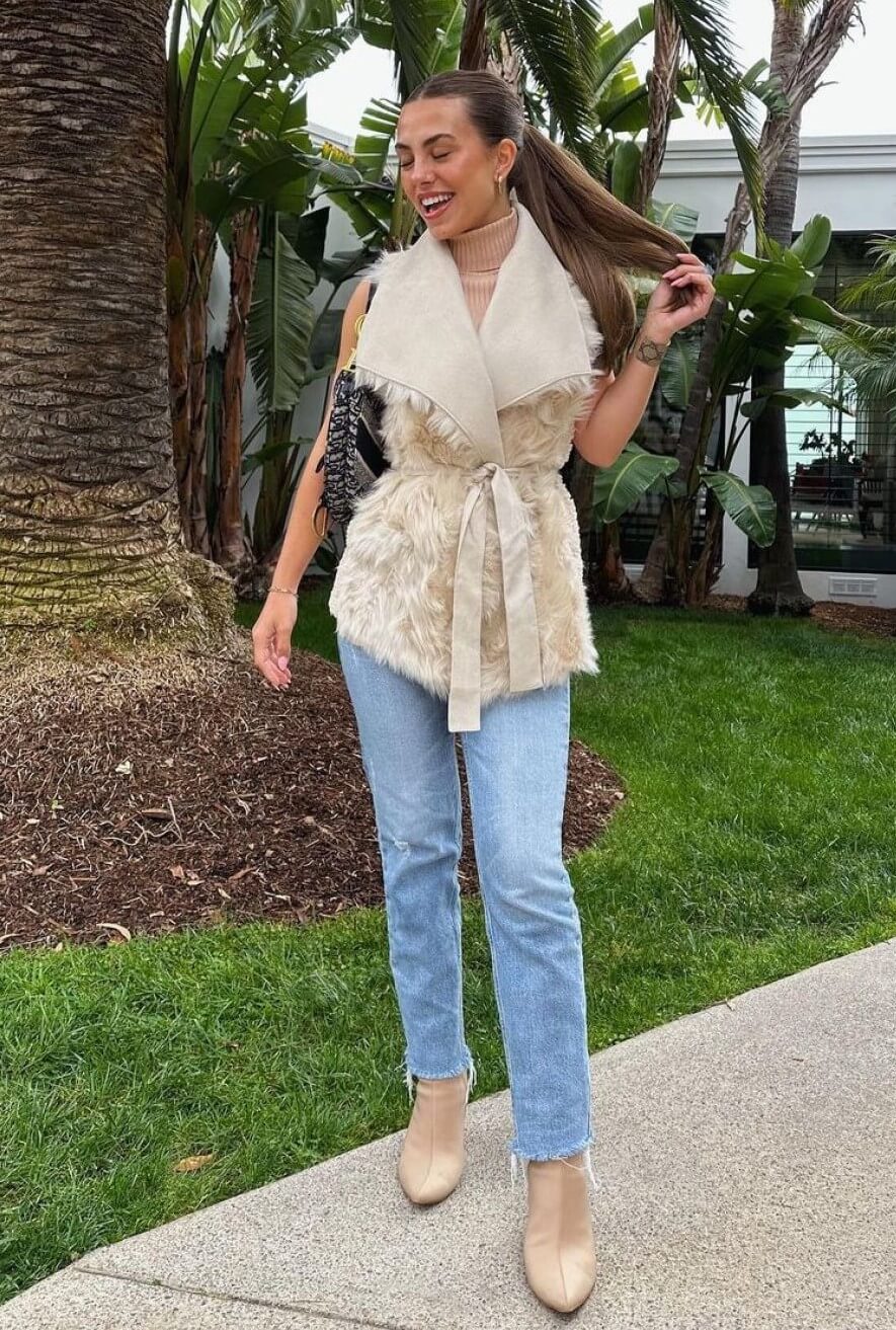 Caitlin Carmichael Lovely Looks In Off White Fur Jacket With Denim Jeans Outfit
