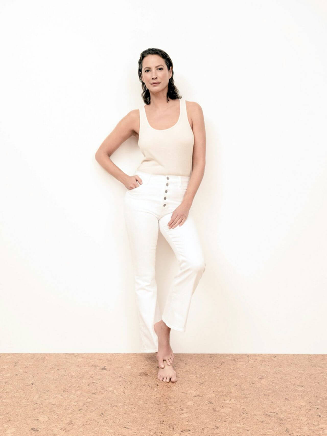 Christy Turlington In  Sleeveless Top With White Pants Outfits