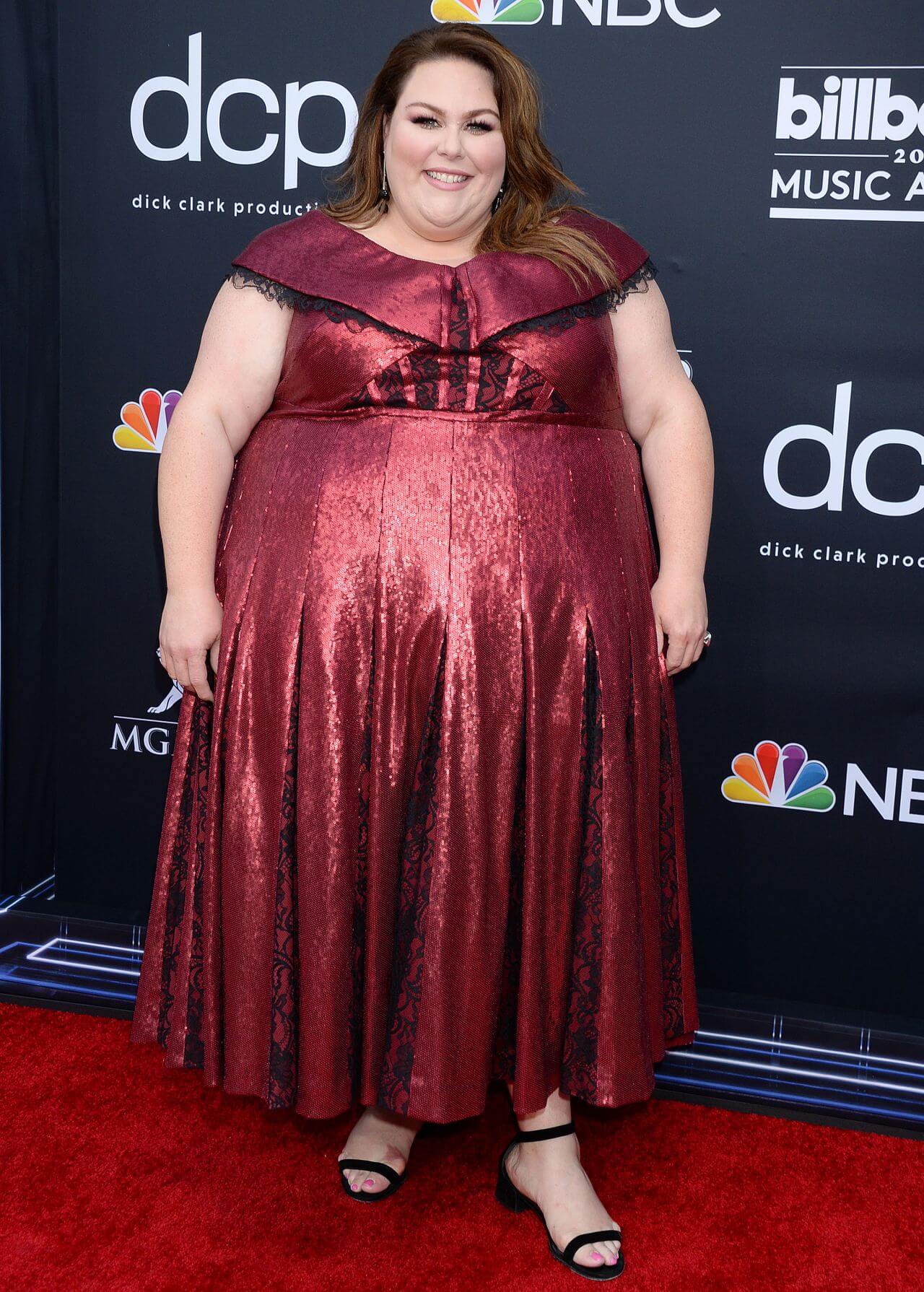 Chrissy Metz  In Shiny Maroon Pleated Long Gown Dress At Billboard Music Awards