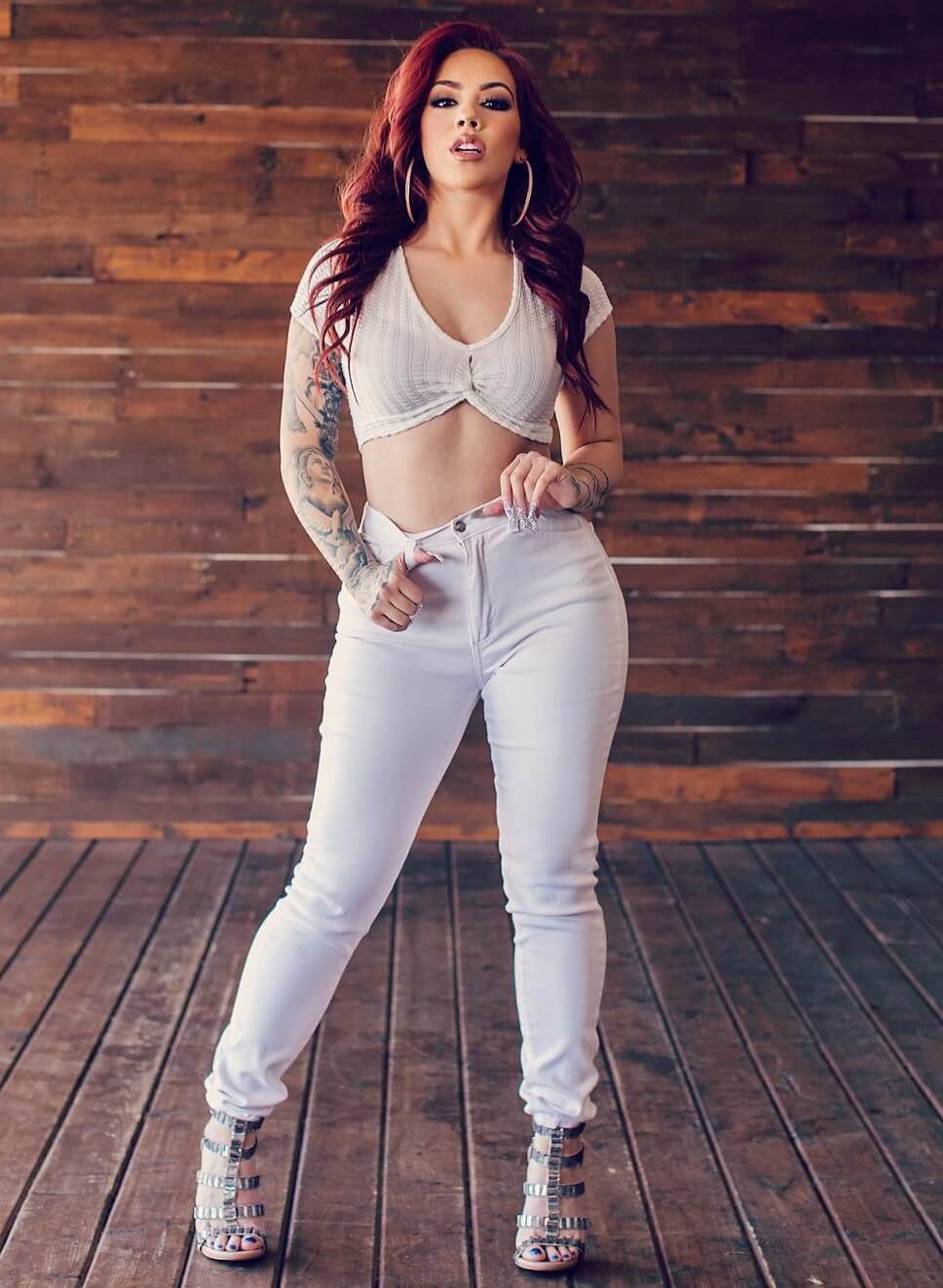 Salice Rose In White Crop Top With Jeans Outfit