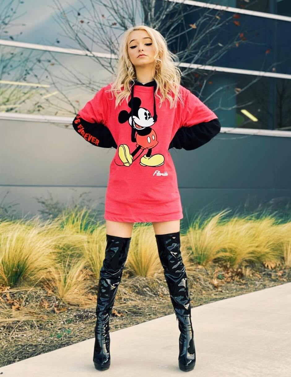 Zoe Laverne In Red Cartoon Printed Long Sweatshirt