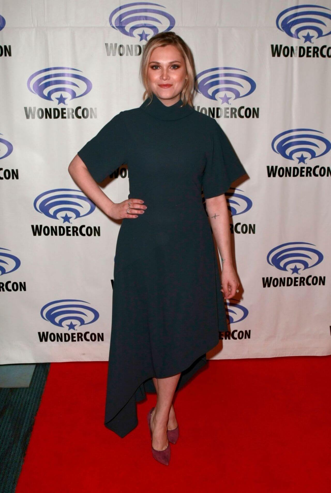 Eliza Taylor In Bottle Green Long Dress