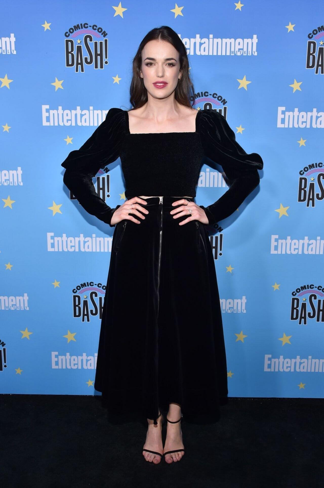 Elizabeth Henstridge In Black Velvet Full Sleeves Long Dress