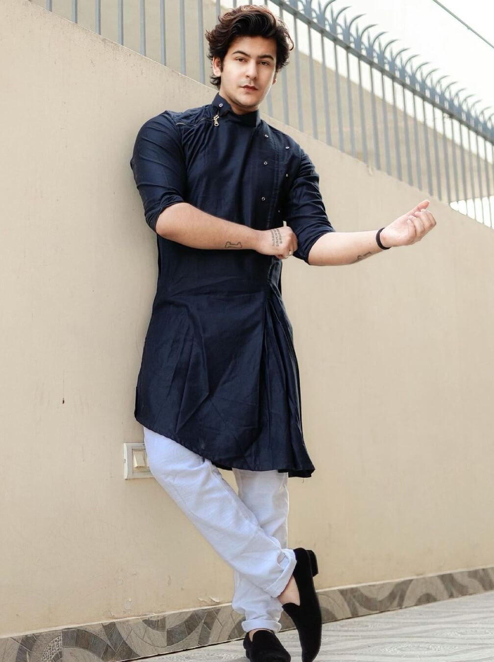Manjul Khattar In Black Kurta With Trouser