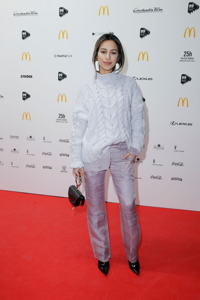 Gizem Emre In Woolen Baggy Sweater With Pants