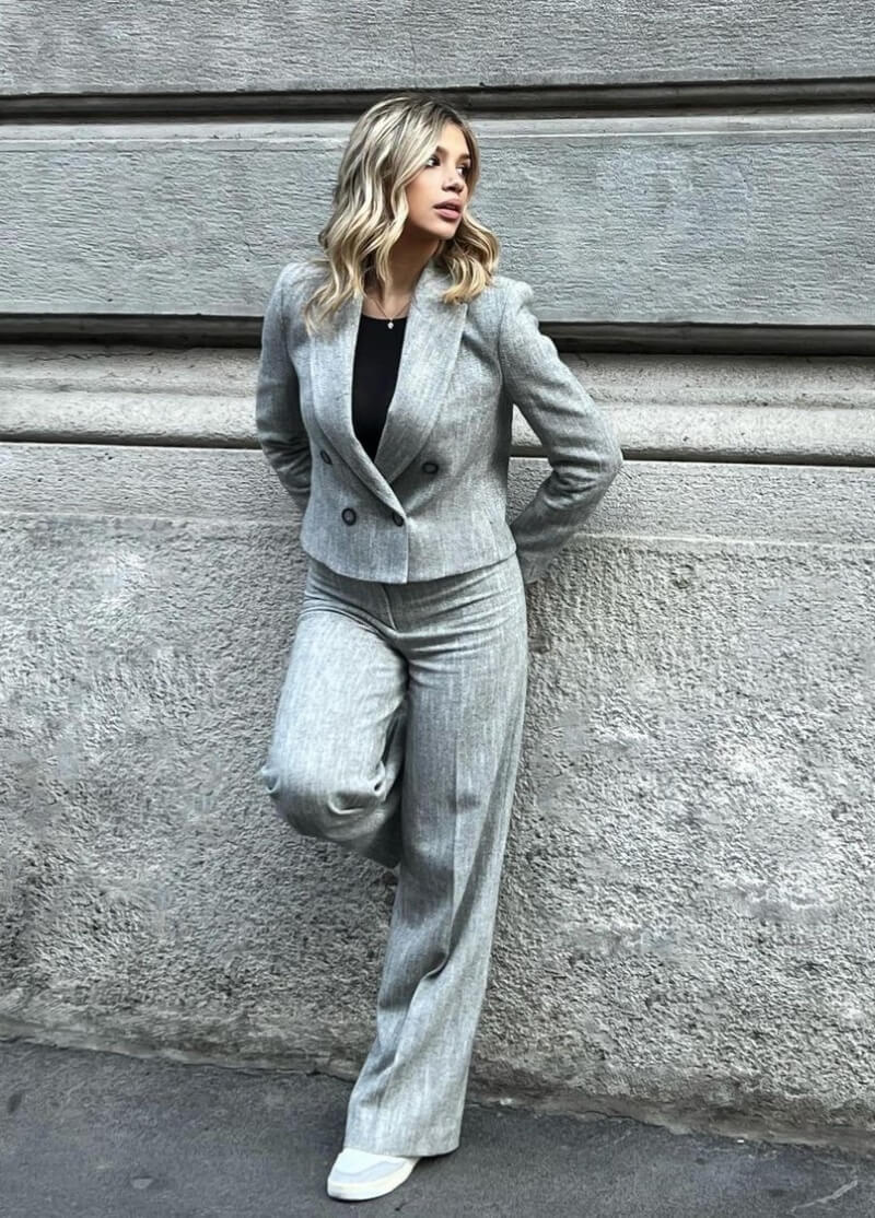 Alice De Bortoli In Grey Blazer With Pants