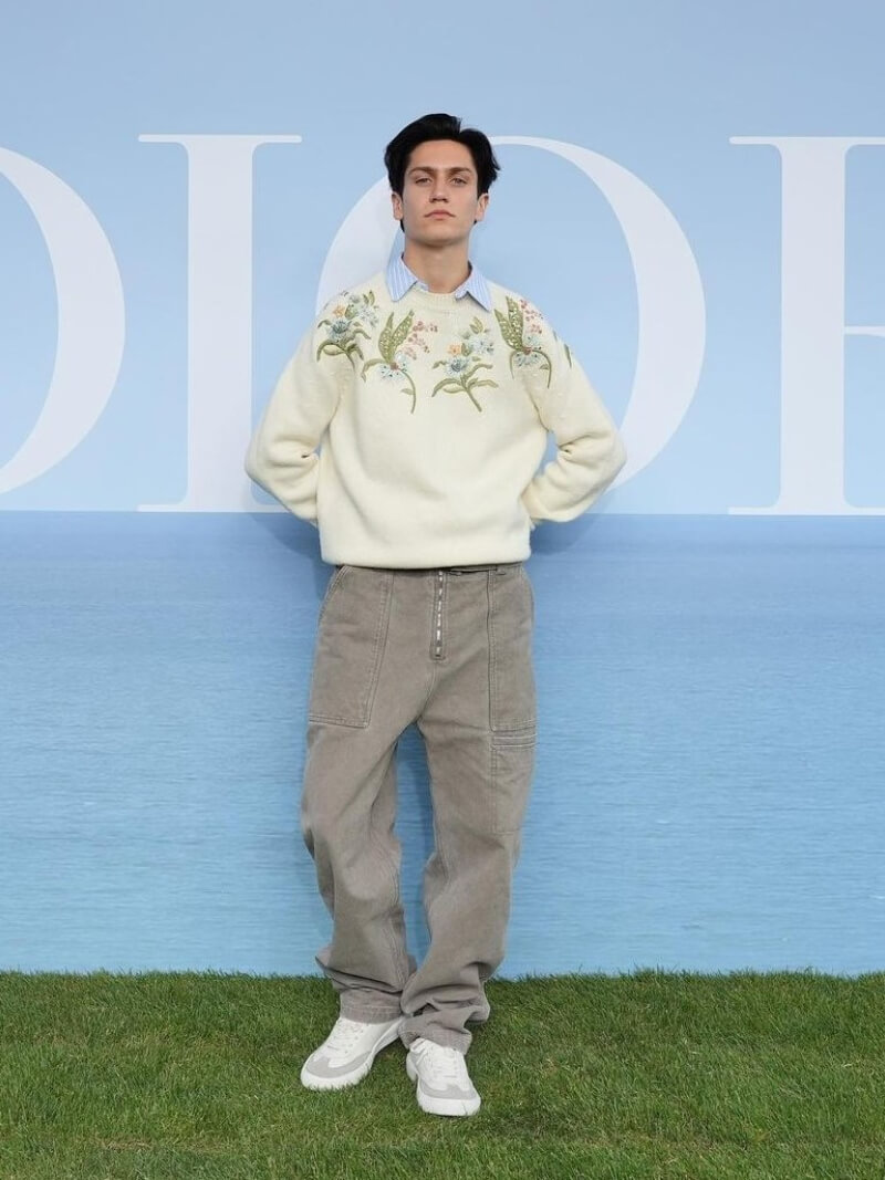 Chase Hudson In White Embroidery Pullover With Cargo