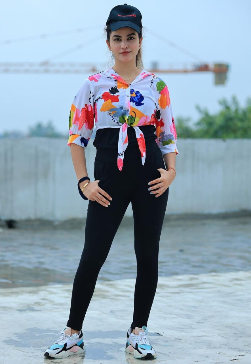 Piyanka Mongia In a Black Outfit With a Printed Crop Shirt