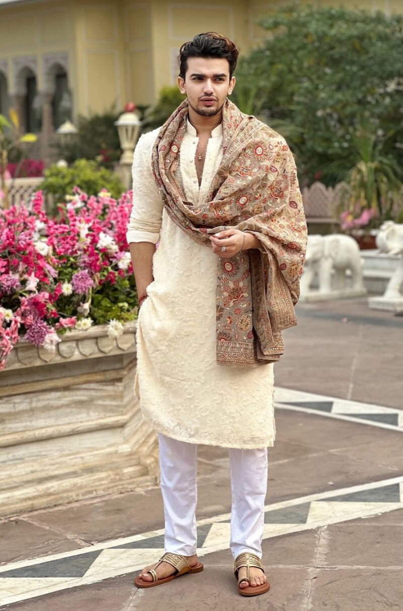 Vishal Pandey In Off White Kurta Set With Printed Shawl