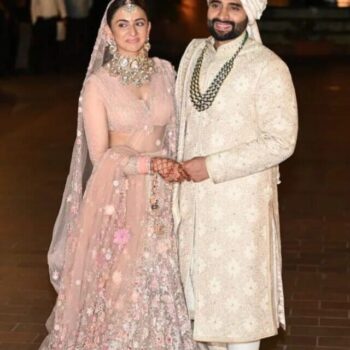 newlyweds-rakul-preet-singh-and-jackky-bhagnani-make-first-public-appearance-after-wedding-and-pose-for-the-paps-9