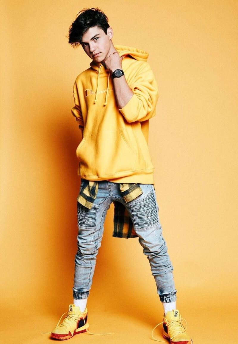 Harvey Petito In Yellow Sweatshirt With Jogger Jeans