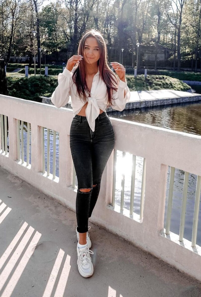 Kinga Banas In White Crop Shirt With Ripped Jeans