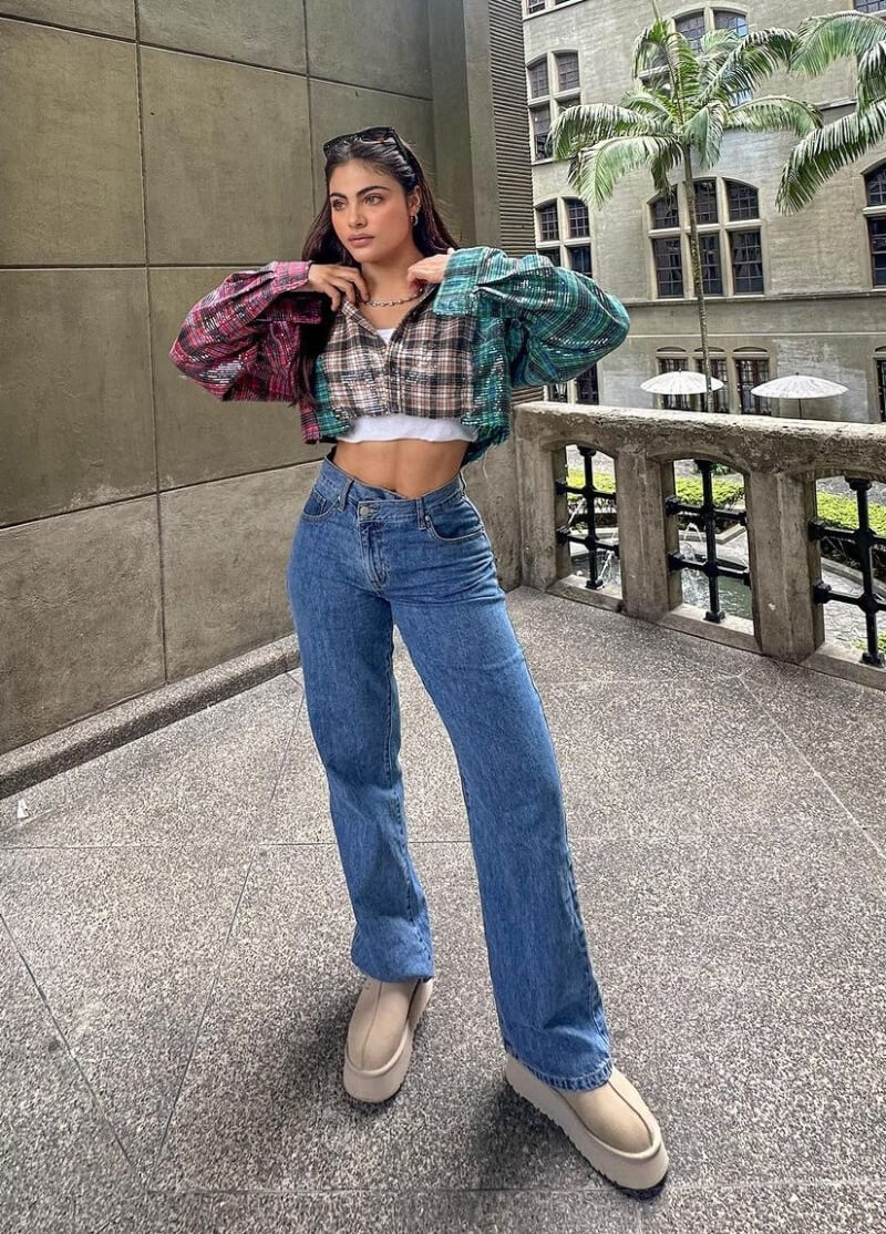 Sara Orrego In a Printed Crop Shirt With Jeans