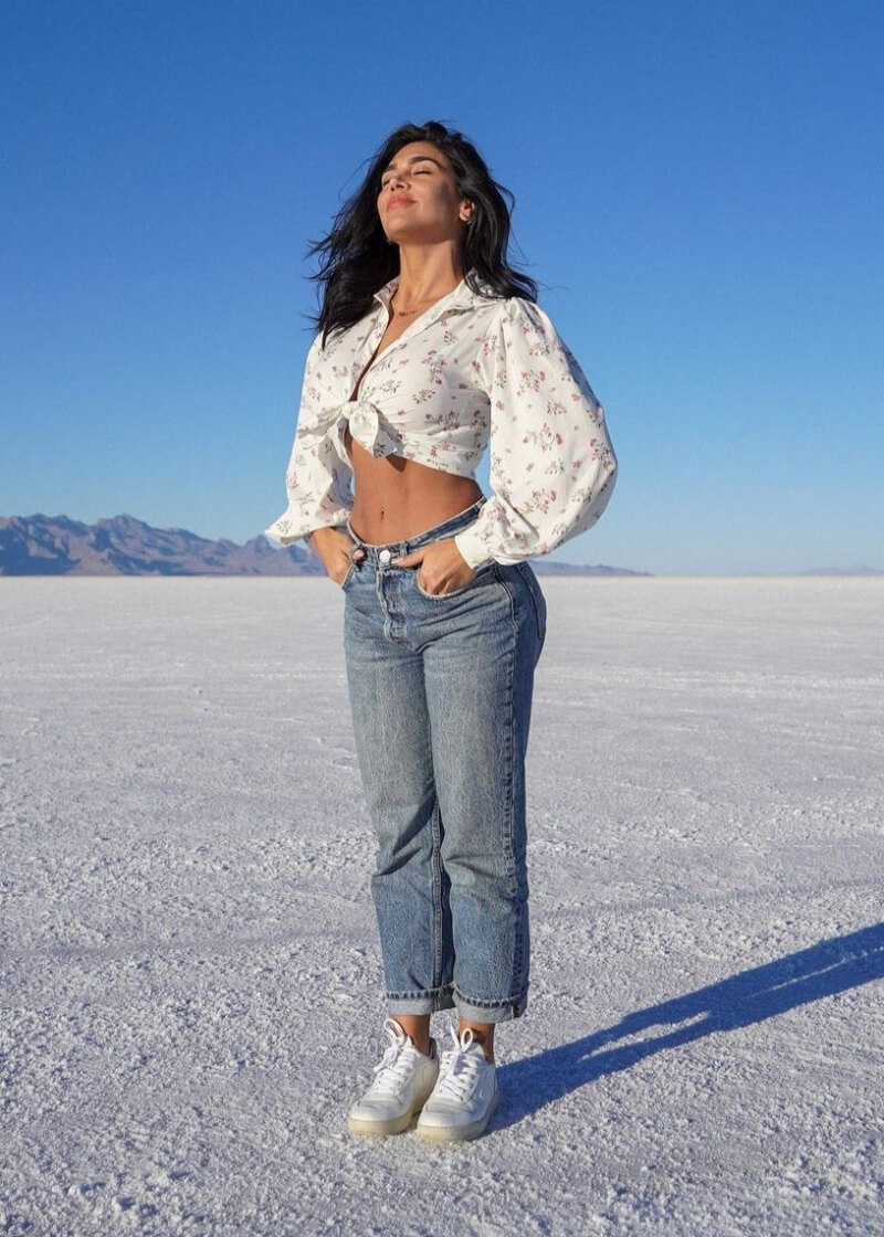 Vania Bludau In a White Printed Crop Shirt With Jeans