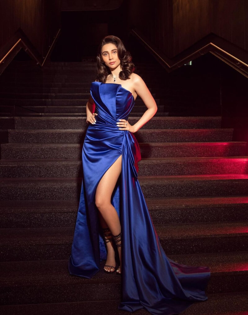 Zara Khan In Blue Strapless Puffed Slit Cut Outfit
